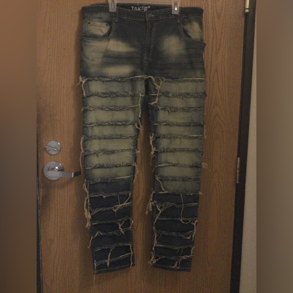 Taker mens ripped blue jeans 42x32 A-43